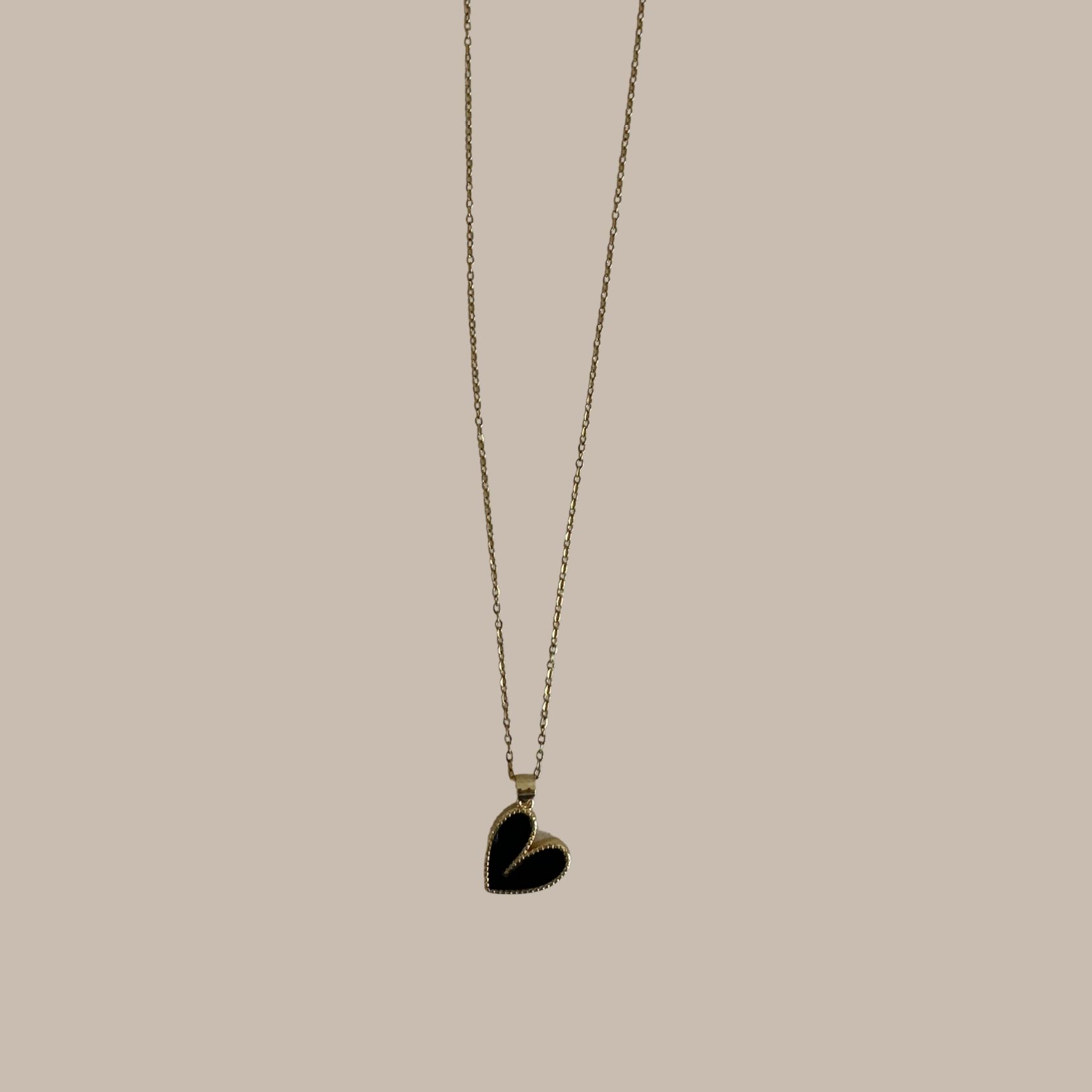 COLLAR DORADO CORAZON NEGRO