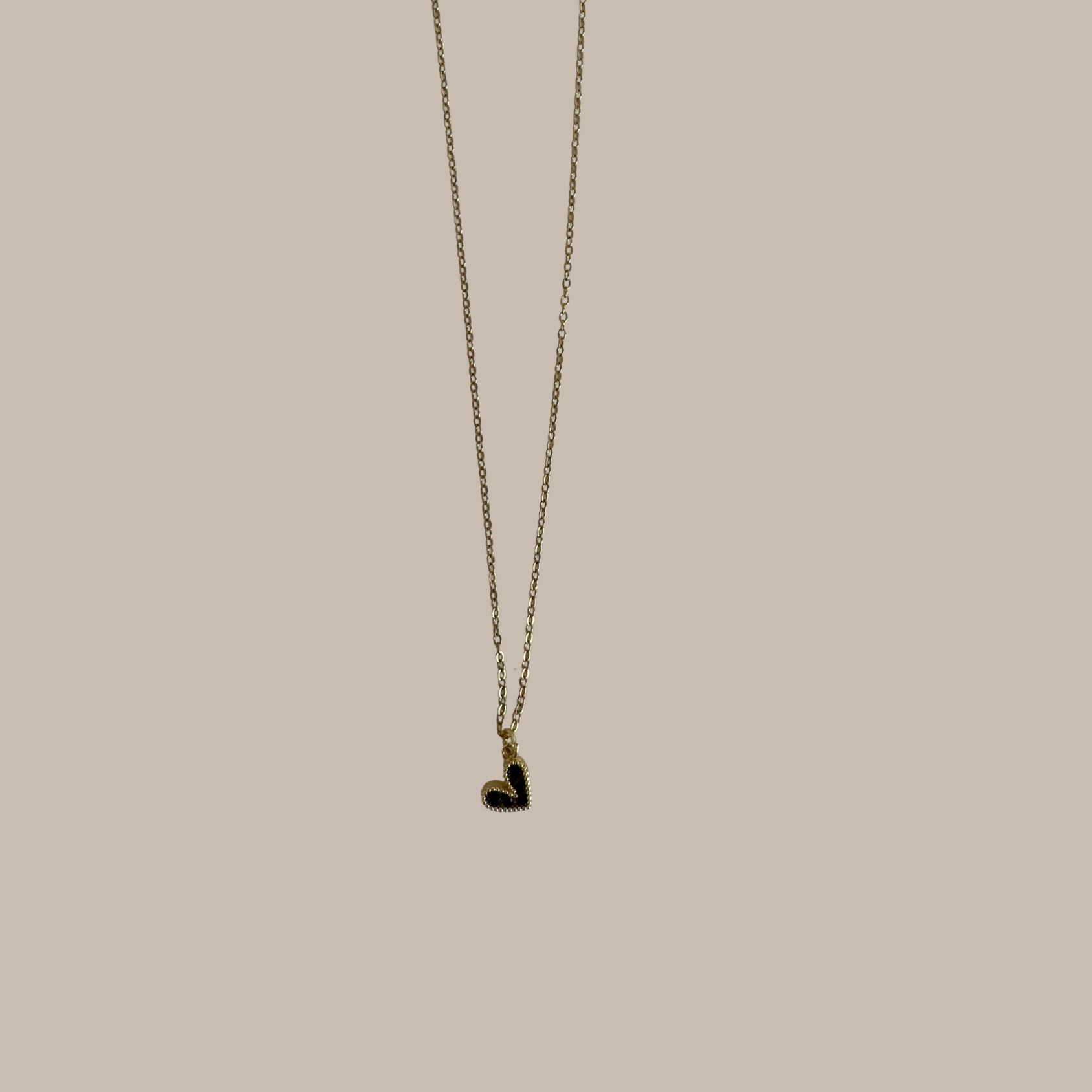 COLLAR DORADO CORAZON NEGRO